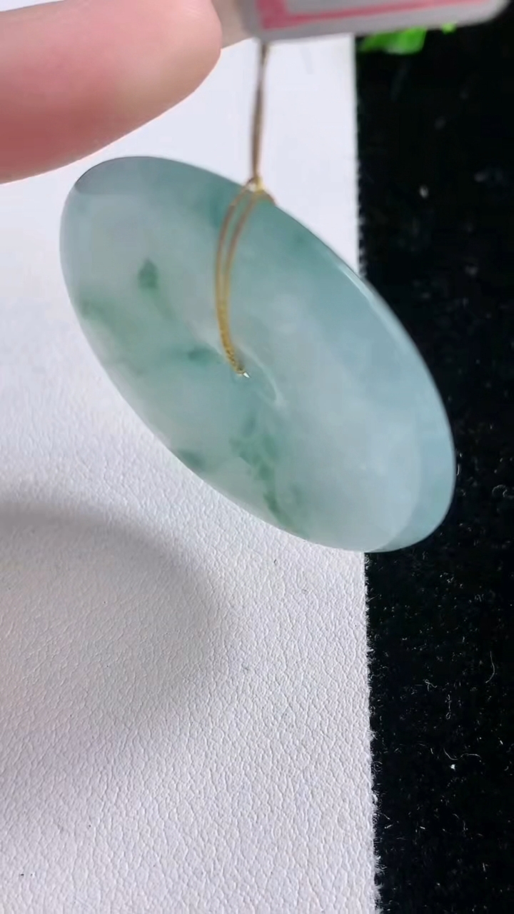 天然A货翡翠冰种飘花平安扣吊坠，尺寸38.8-5.2，重量:17.52g
3月6日