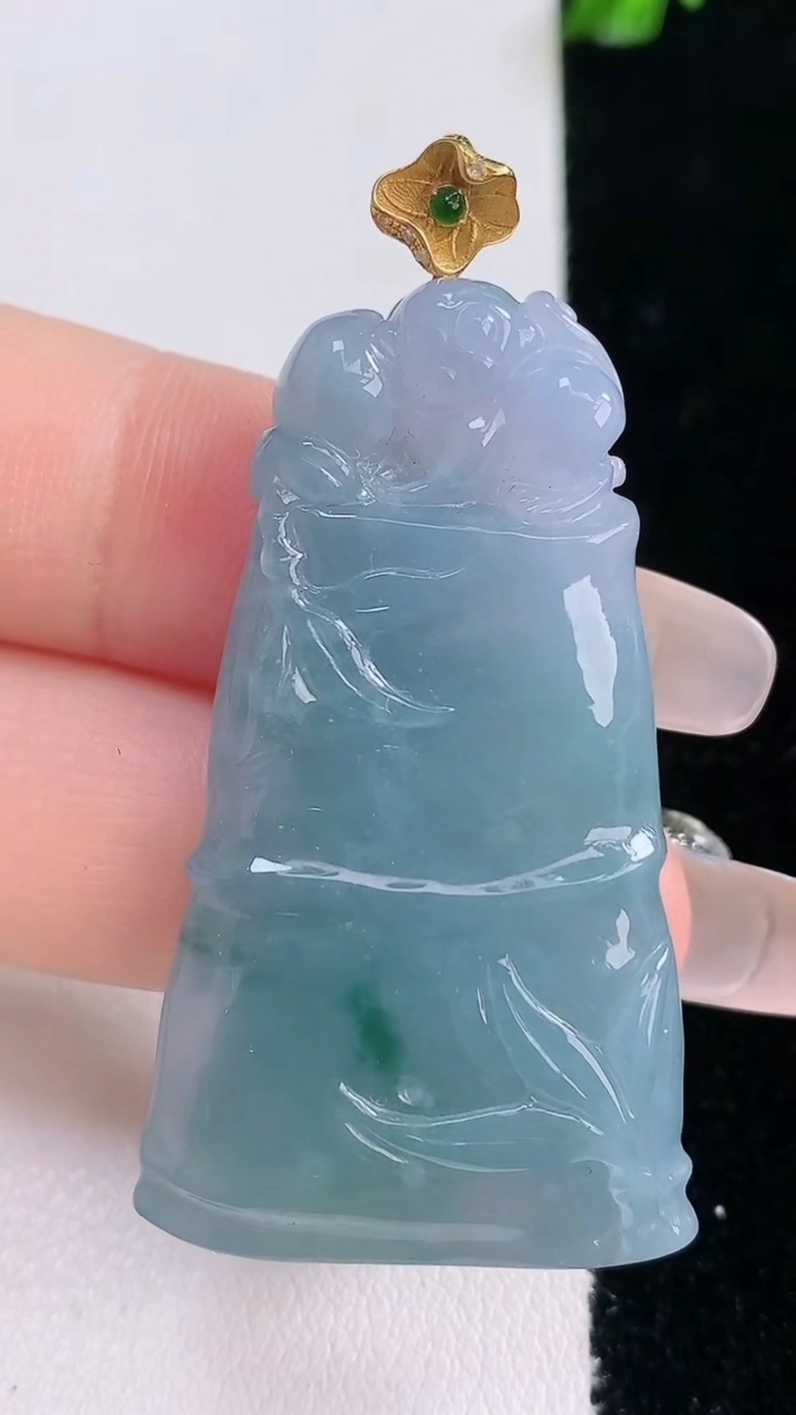 天然A货翡翠18K金紫罗兰节节高升 竹节吊坠，尺寸44-25.4-6.2，重量:15.47g
3月6日