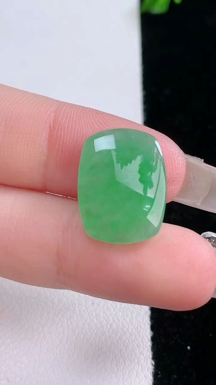天然A货翡翠马鞍戒面，尺寸17.4-13-4.2，重量:2.26g2026年3月6日
工厂直销收藏佳