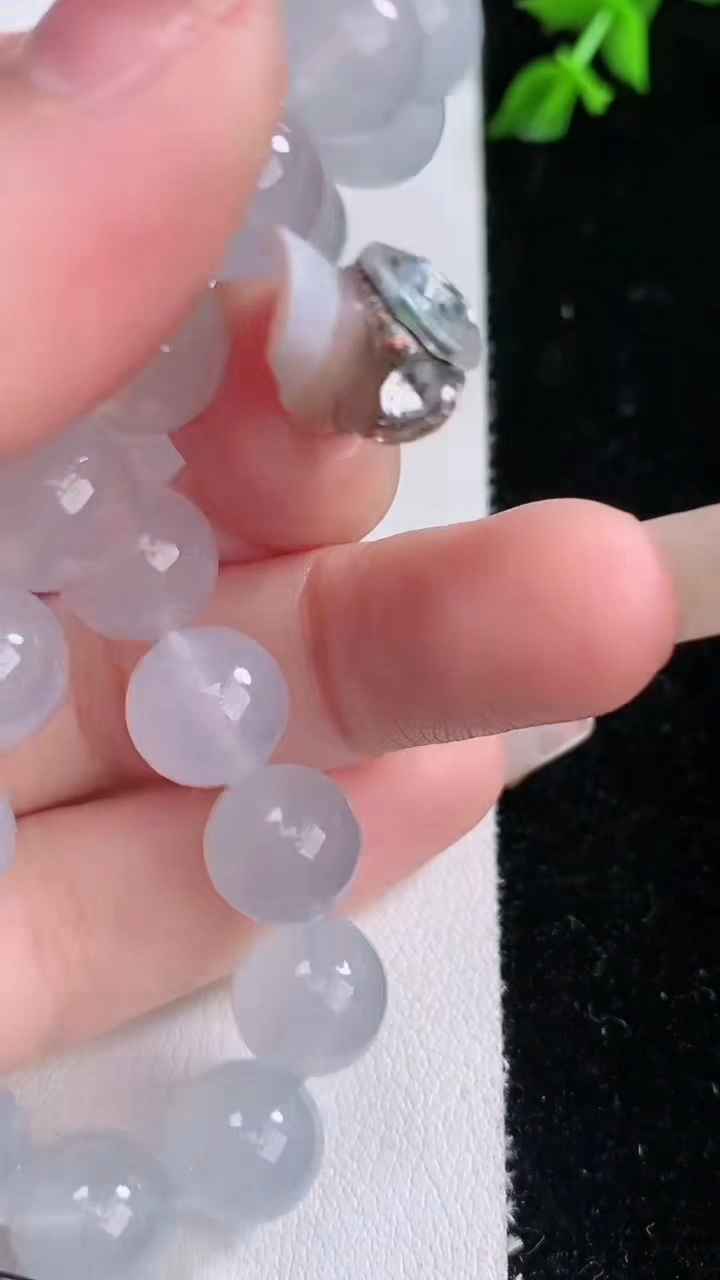 天然A货翡翠种白冰圆珠手串，尺寸10-19颗，重量:32.97g3月6日
工厂直销收藏佳品,种好水足，色泽均匀，有种有色，上手高大气！