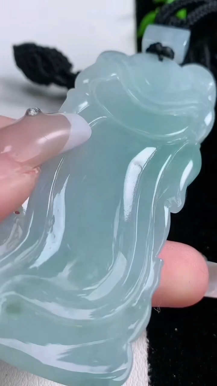 天然A货翡翠关公吊坠，尺寸70.8-30.2-8.6，重量:43.07g
3月6日