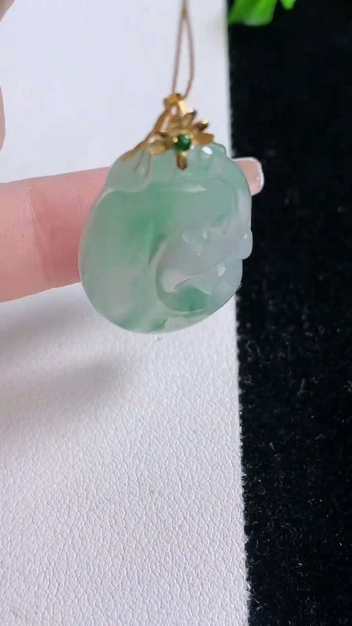 天然A货翡翠种飘花如意吊坠，尺寸32-19-5.8，重量:7.84g
3月6日