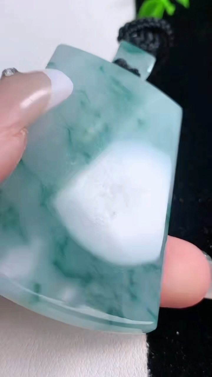 天然A货翡翠飘花无事牌吊坠，尺寸53.5-35.4-5.7，重量:38.48g
3月6日