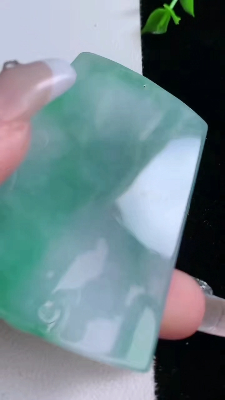 天然A货翡翠普贤菩萨吊坠，尺寸59-40.2-4.2，重量:26.47g
3月6日