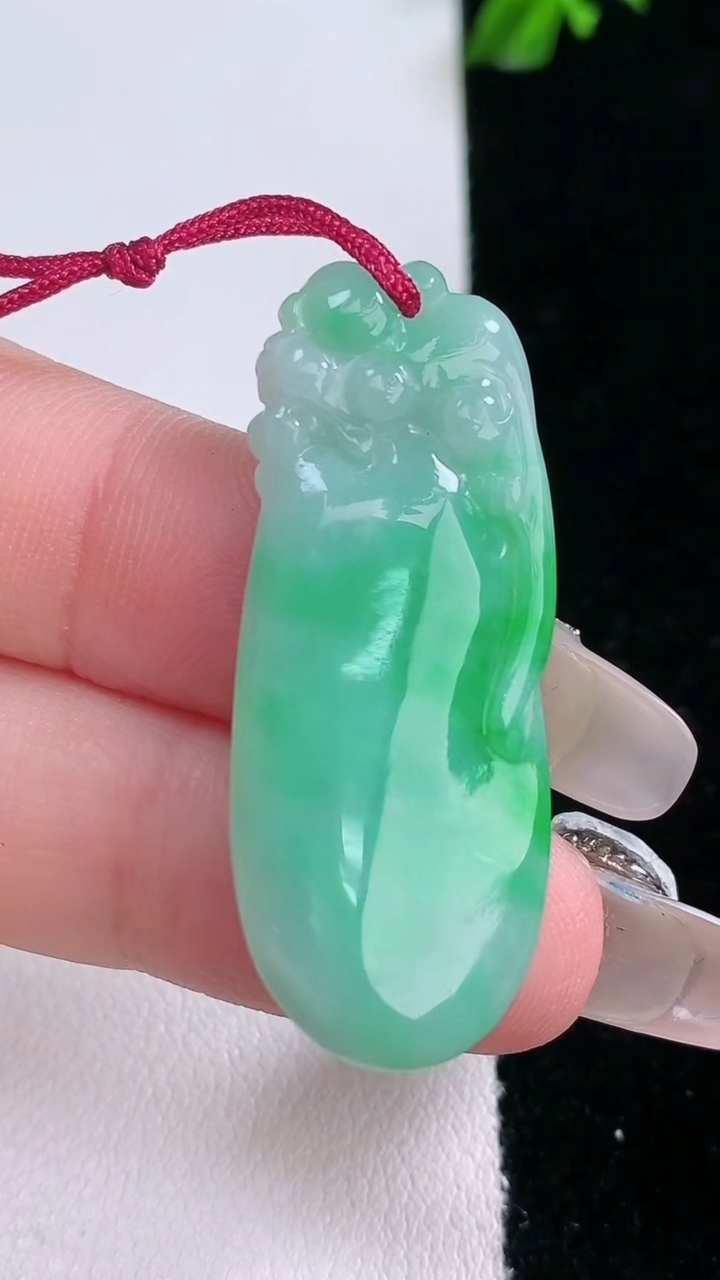 天然A货翡翠福瓜吊坠，尺寸38.6-15-4.4，重量:5.86g
3月6日