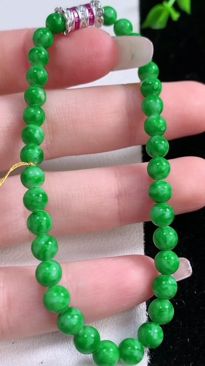 天然A货翡翠圆珠手串，尺寸4.7-35颗，重量:8.88g3月6日
工厂直销收藏佳品,种好水足，色泽