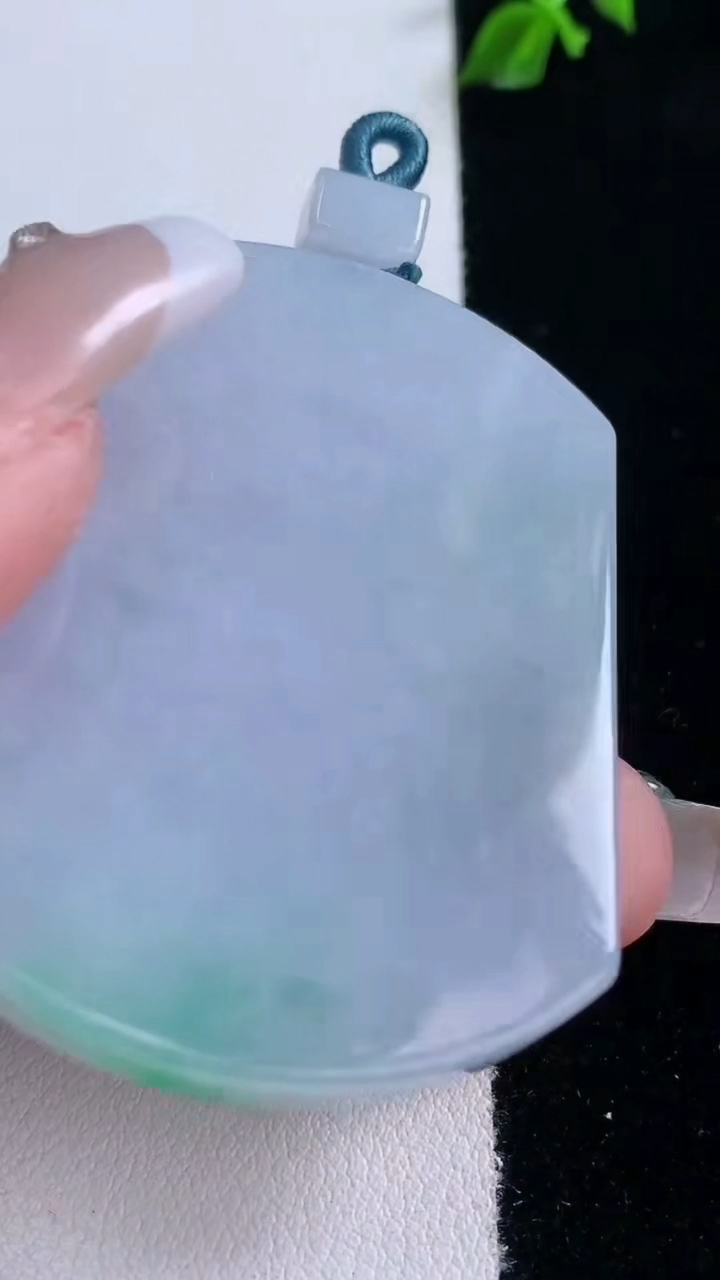 天然A货翡翠春带彩紫罗兰无事牌吊坠，尺寸53-40.2-5.5，重量:36.26g
3月6日