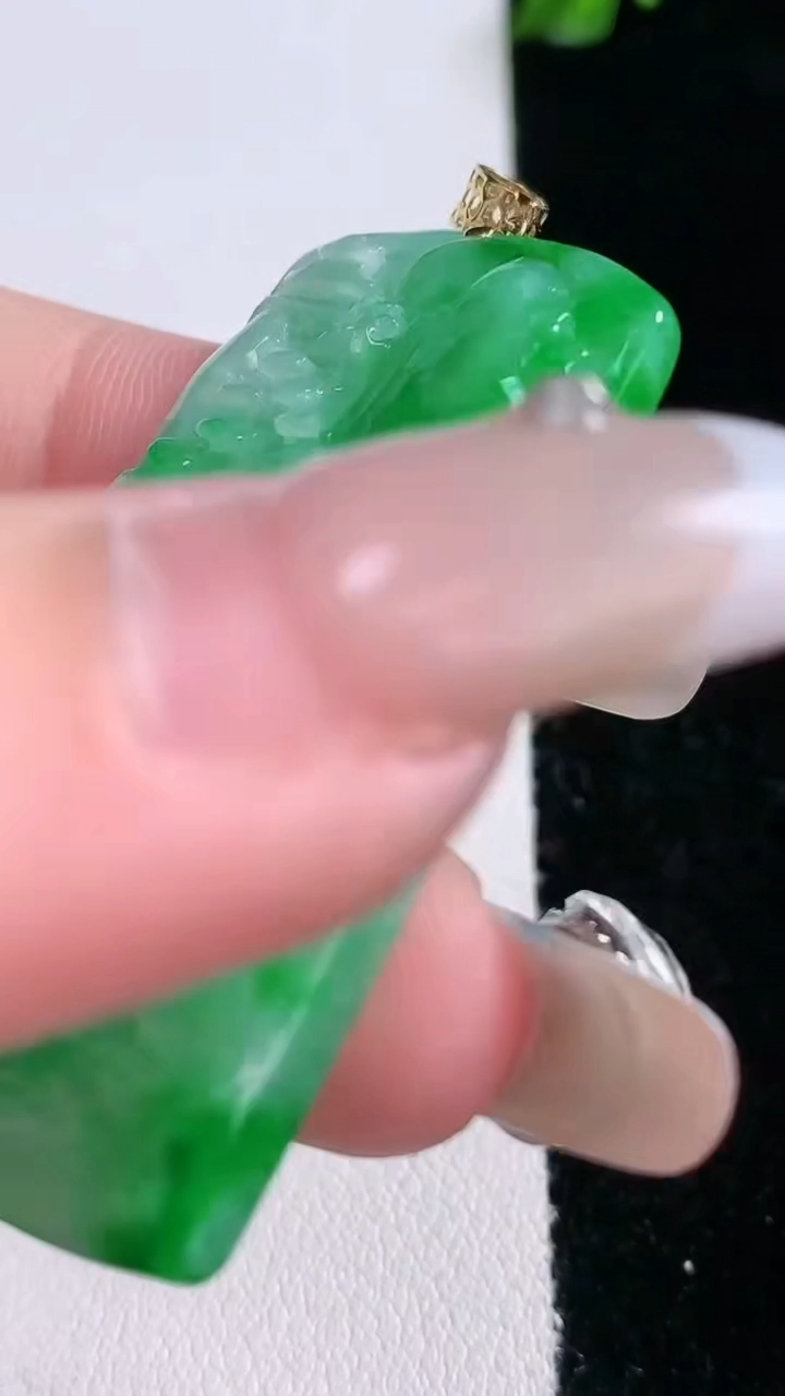 天然A货翡翠山水牌吊坠，尺寸45.8-23.6-6.2，重量:16.44g
3月6日