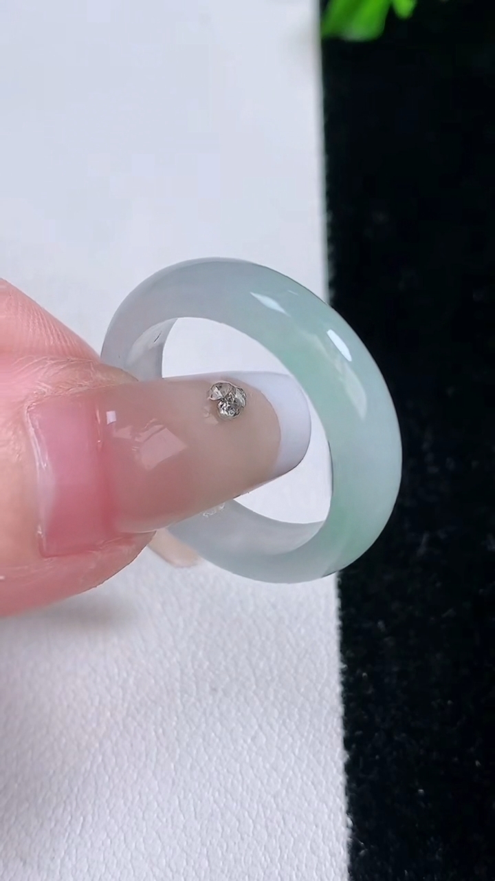 天然A货翡翠指环戒指，尺寸18.8-5-2.7，重量:3.63g2026年3月6日
工厂直销收藏佳品,种好水足，色泽均匀，有种有色，上手高大气！