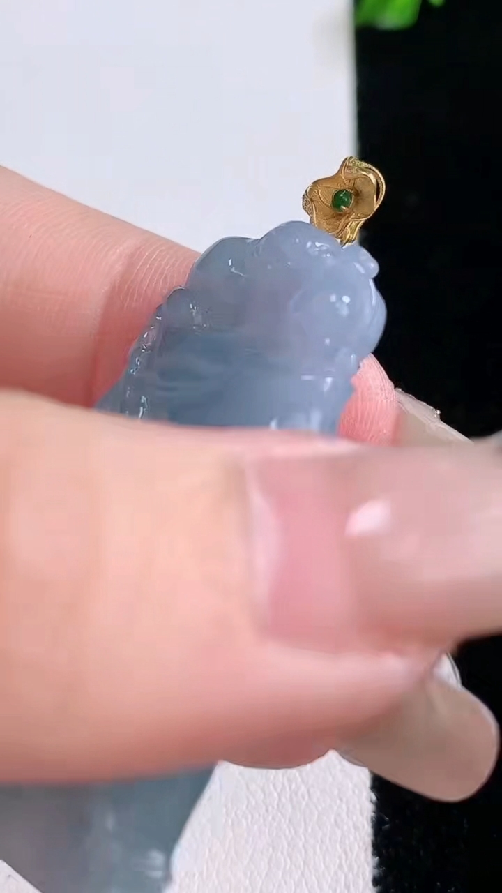 天然A货翡翠18K金紫罗兰节节高升 竹节吊坠，尺寸44-25.4-6.2，重量:15.47g
3月6