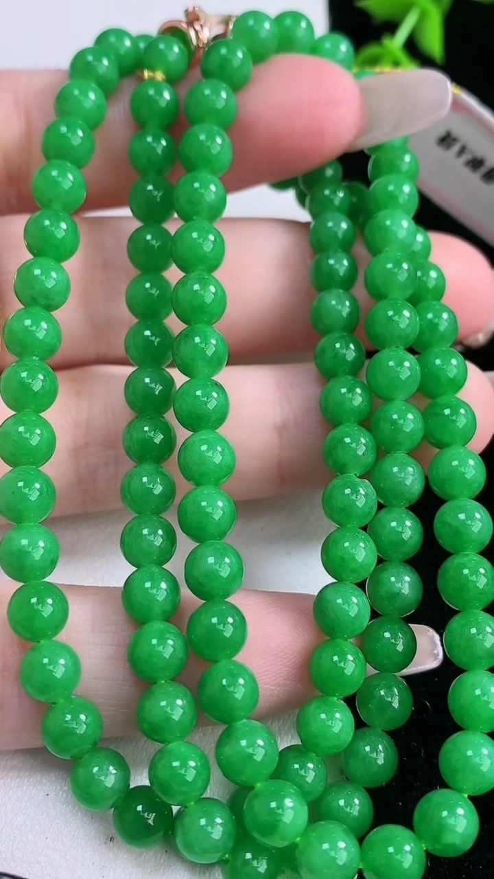 天然A货翡翠圆珠项链，尺寸5.2-108颗，重量:33.00g
3月6日