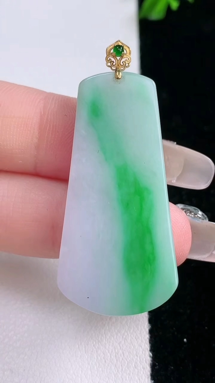 天然A货翡翠无事牌吊坠，尺寸40-20-4，重量:9.10g
3月6日