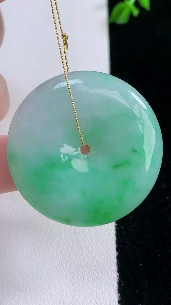 天然A货翡翠平安扣吊坠，尺寸24.2-5.3，重量:14.75g
3月6日