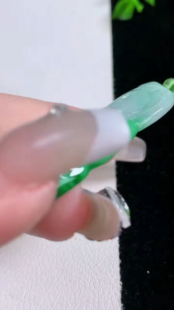 天然A货翡翠观音菩萨吊坠，尺寸52.5-25.3-5，重量:13.56g
3月6日