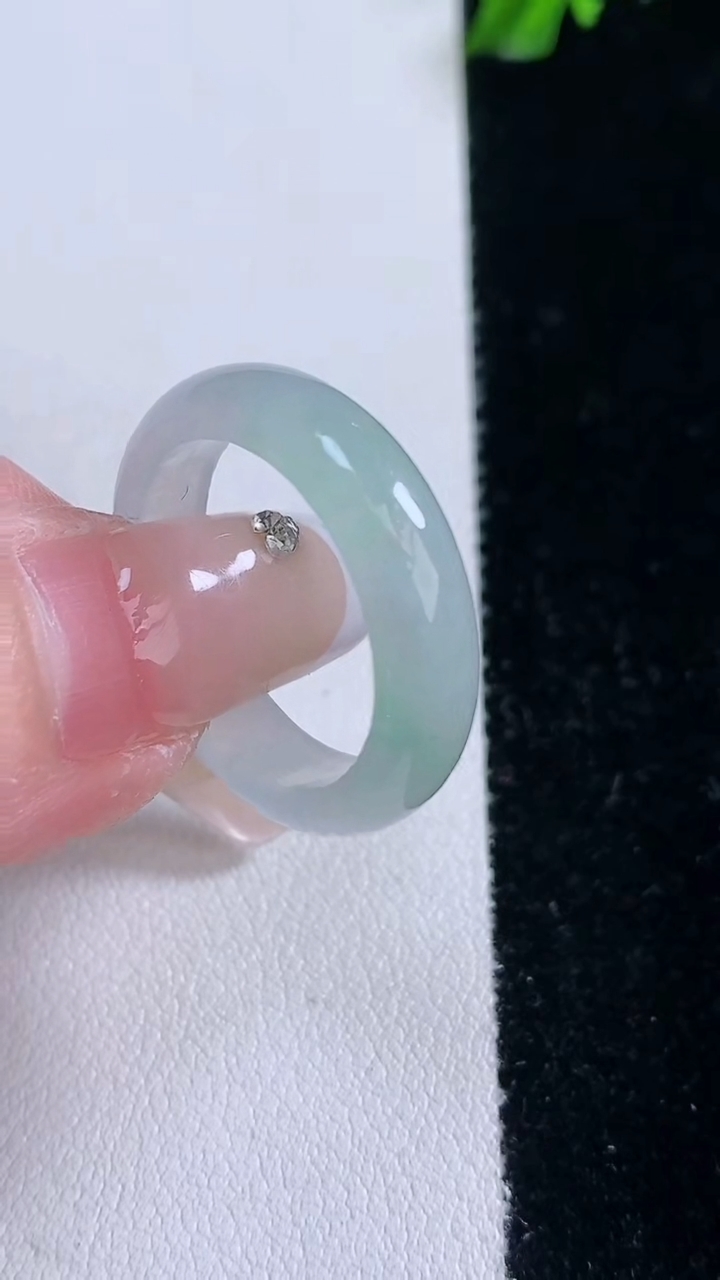 天然A货翡翠指环戒指，尺寸18.8-5-2.7，重量:3.63g2026年3月6日
工厂直销收藏佳品,种好水足，色泽均匀，有种有色，上手高大气！