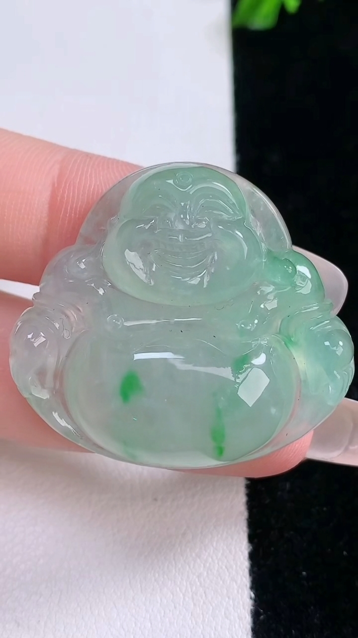 天然A货翡翠佛公吊坠，尺寸31.8-35.7-8.2，重量:14.17g
3月6日