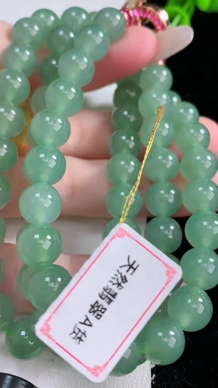 天然A货翡翠圆珠项链，尺寸8.6-68颗，重量:85.86g
3月6日