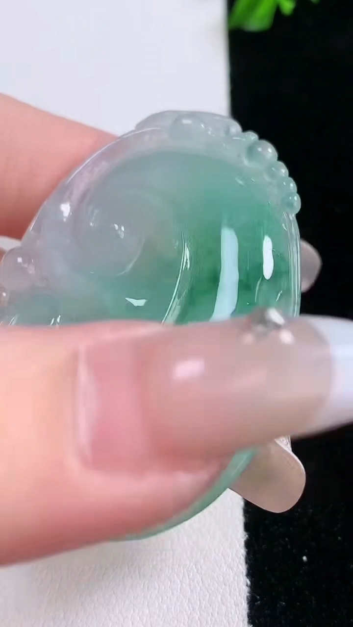 天然A货翡翠飘花如意吊坠，尺寸50-34.2-5.5，重量:17.93g
3月6日