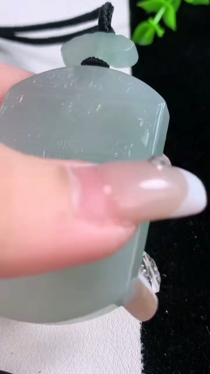 天然A货翡翠仿古无事牌吊坠，尺寸54.8-41.3-5.8，重量:44.11g
3月7日