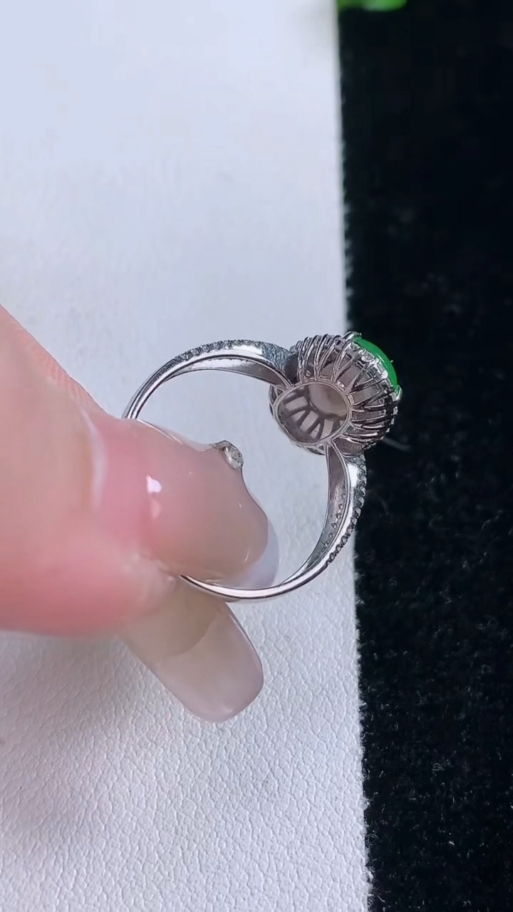 天然A货翡翠蛋面戒指，尺寸17.4-12-7.8-6，重量:2.68g2026年3月7日
工厂直销收藏佳品,种好水足，色泽均匀，有种有色，上手高大气！