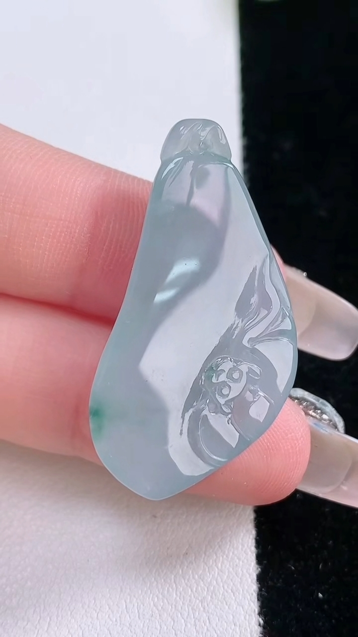 天然A货翡翠飘花福瓜吊坠，尺寸36.3-20.3-6.4，重量:7.97g
3月7日