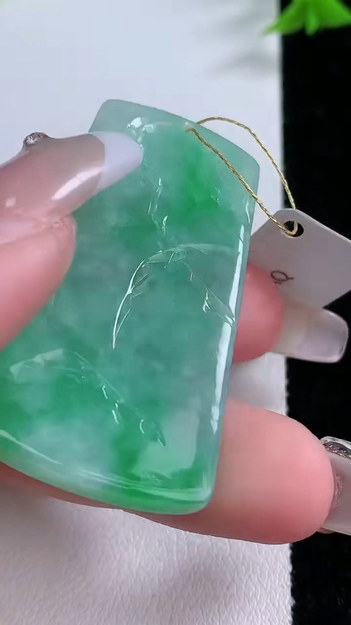 天然A货翡翠山水牌吊坠，尺寸47-26.7-6，重量:19.06g
3月7日