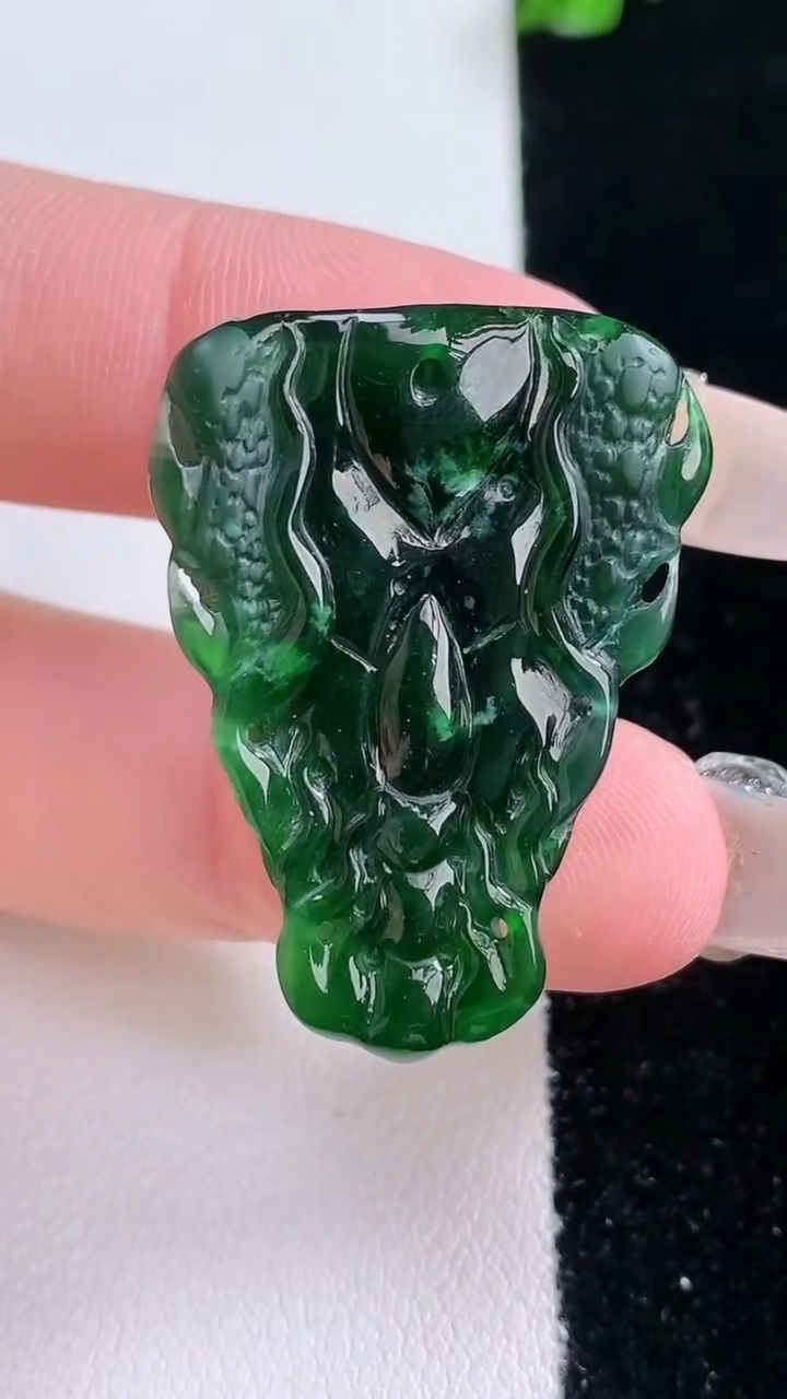 天然A货翡翠龙牌吊坠，尺寸32.7-23.6-11.7，重量:10.63g
3月7日