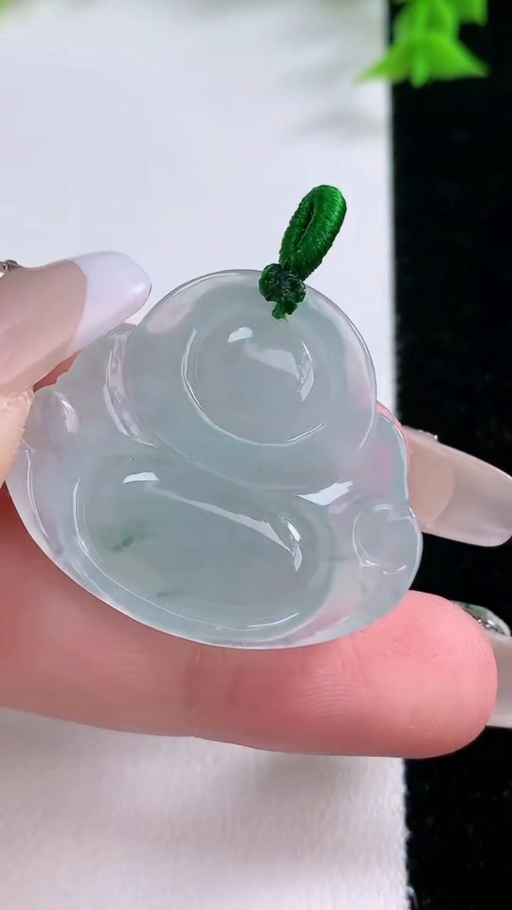 天然A货翡翠飘花佛公吊坠，尺寸27.7-31.8-6.5，重量:8.31g
3月7日