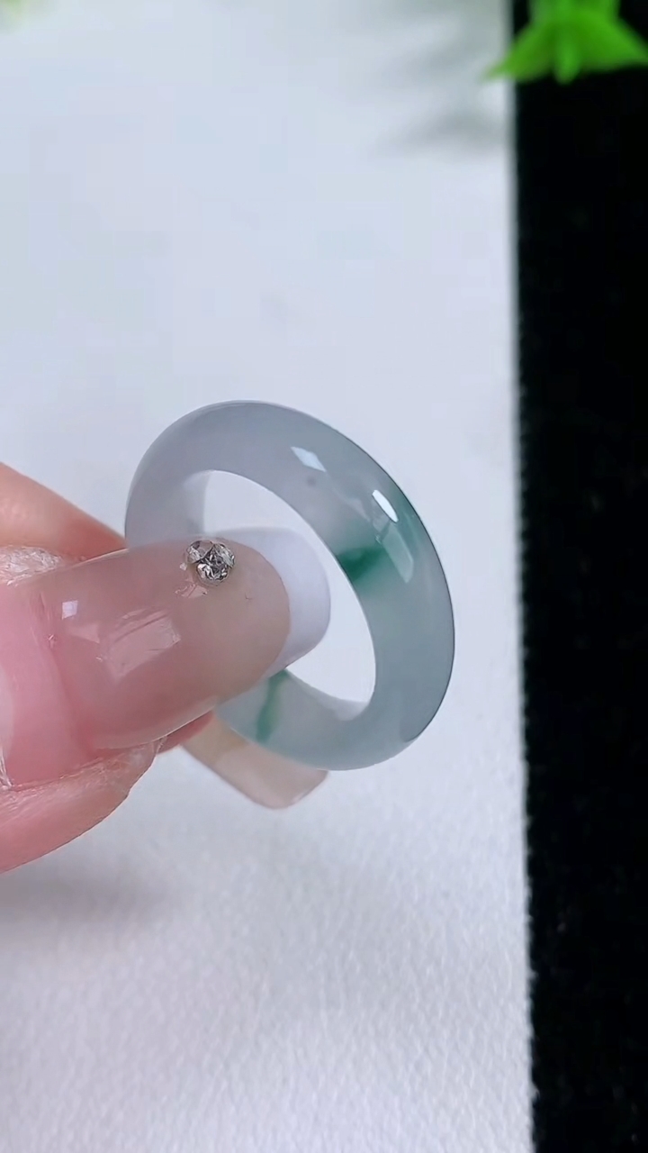 天然A货翡翠冰种飘花指环戒指，尺寸16-5.3-3.2，重量:3.21g2026年3月7日
工厂直销收藏佳品,种好水足，色泽均匀，有种有色，上手高大气！