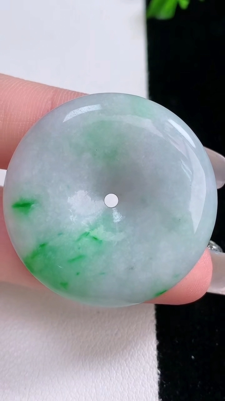 天然A货翡翠平安扣吊坠，尺寸34.5-6.2，重量:15.60g
3月7日