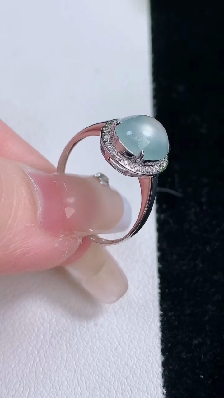 天然A货翡翠种白冰蛋面戒指，尺寸17-9.7-7.9-6，重量:1.53g2026年3月7日
工厂直销收藏佳品,种好水足，色泽均匀，有种有色，上手高大气！