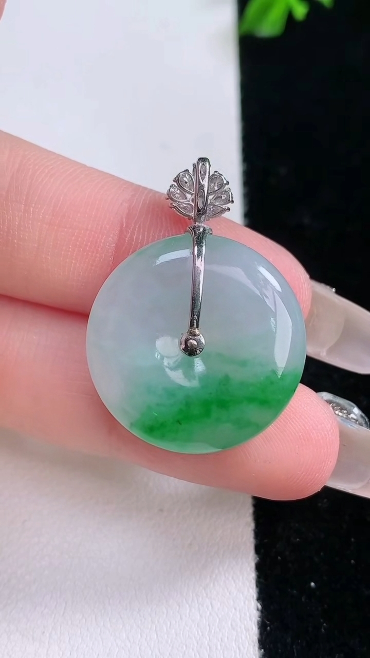天然A货翡翠平安扣吊坠，尺寸22-5.5，重量:6.09g
3月7日