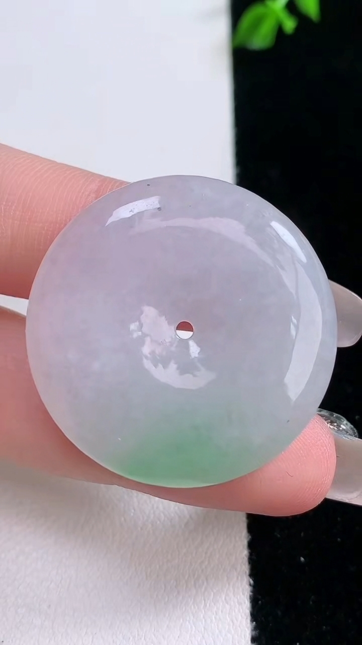 天然A货翡翠平安扣吊坠，，尺寸32-5.4，重量:12.98g
3月7日