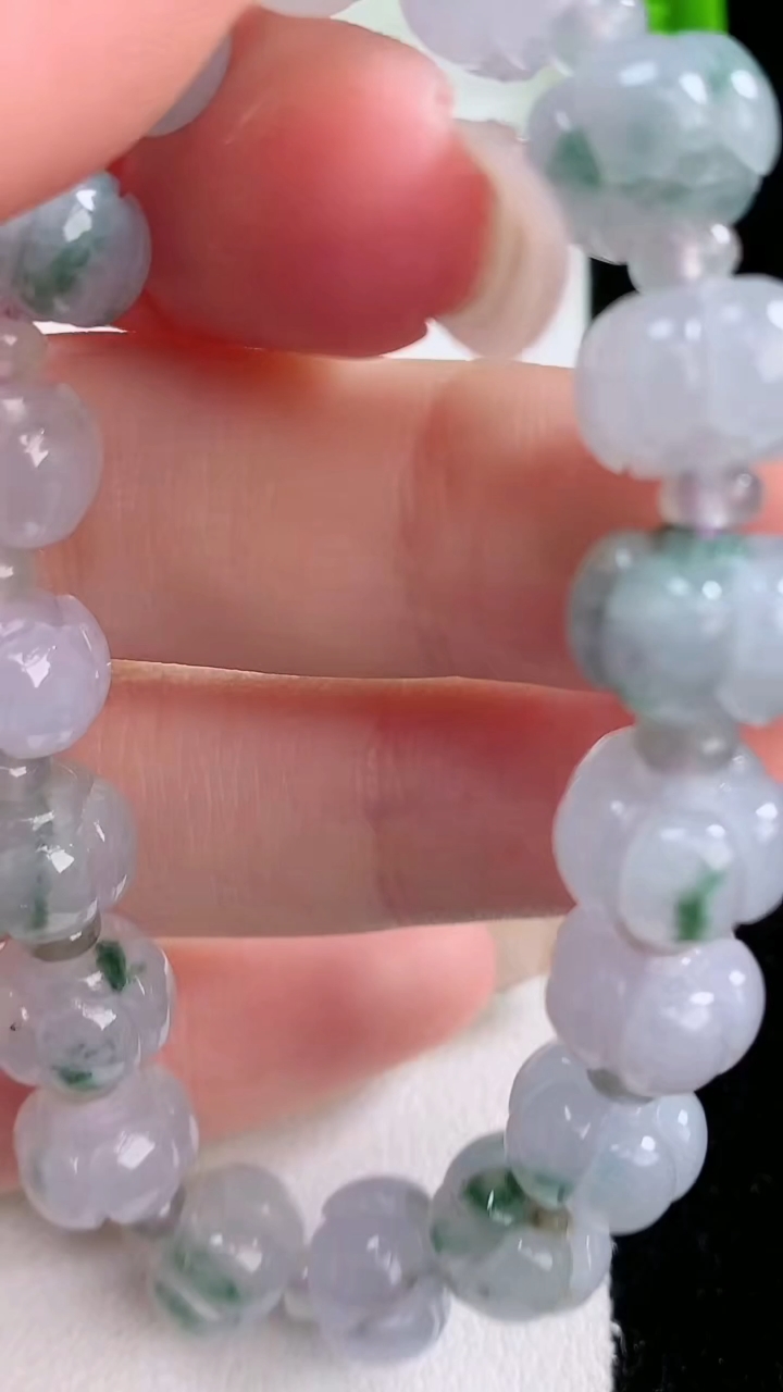天然A货翡翠飘花莲花手串，尺寸10.4-7.8-18颗，重量:27.31g3月7日
工厂直销收藏佳品,种好水足，色泽均匀，有种有色，上手高大气！