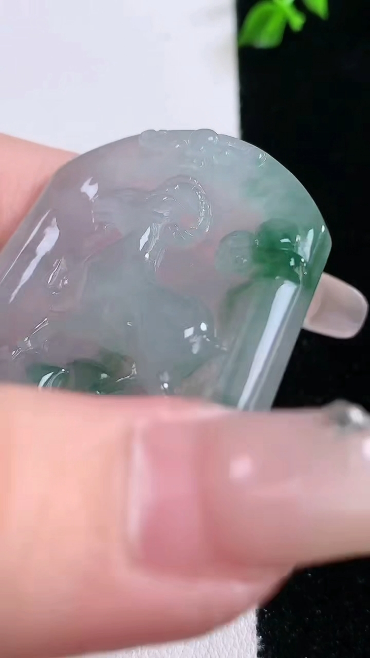 天然A货翡翠飘花生肖羊吊坠，尺寸47-37.7-5，重量:18.98g
3月7日