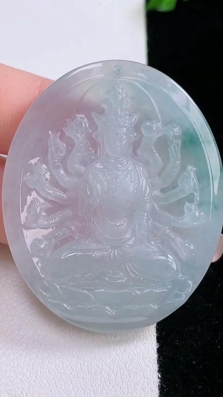 天然A货翡翠飘花千手观音吊坠，尺寸48.5-39.4-5.8，重量:21.85g
3月7日