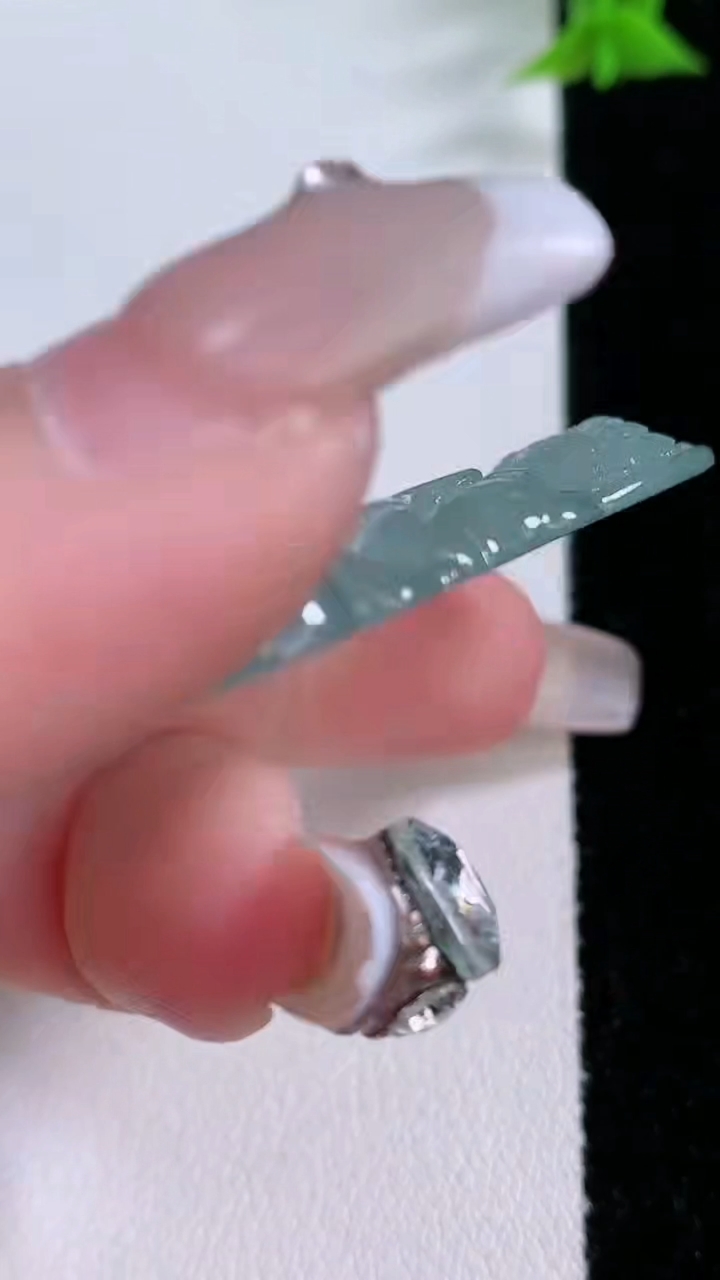 天然A货翡翠度母观音吊坠，尺寸45.7-28.9-5，重量:11.93g
3月7日