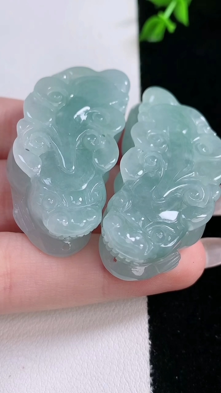 天然A货翡翠貔貅吊坠一对尺寸44.4-20.7-11.7，重量:50.95g
3月7日