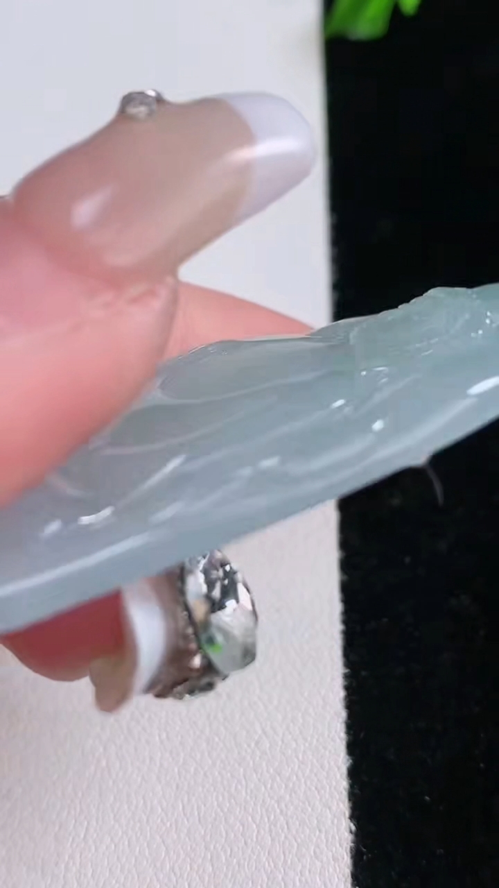 天然A货翡翠观音菩萨吊坠，尺寸61.7-29.7-4.2，重量:20.56g
3月7日