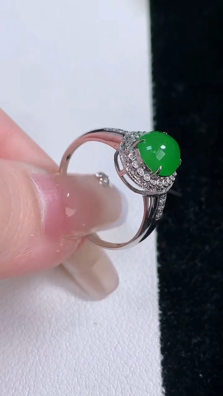 天然A货翡翠蛋面戒指，尺寸17.8-8.4-7-6.8，重量:2.41g2026年3月7日
工厂直销收藏佳品,种好水足，色泽均匀，有种有色，上手高大气！