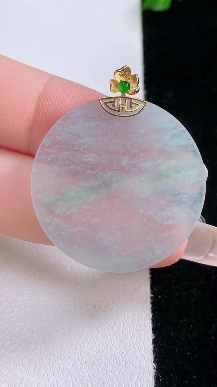 天然A货翡翠无事牌吊坠，尺寸29.5-2，重量:5.30g
3月7日