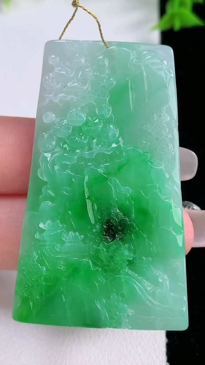 天然A货翡翠山水牌吊坠，尺寸52.8-30.4-4，重量:18.33g
3月7日