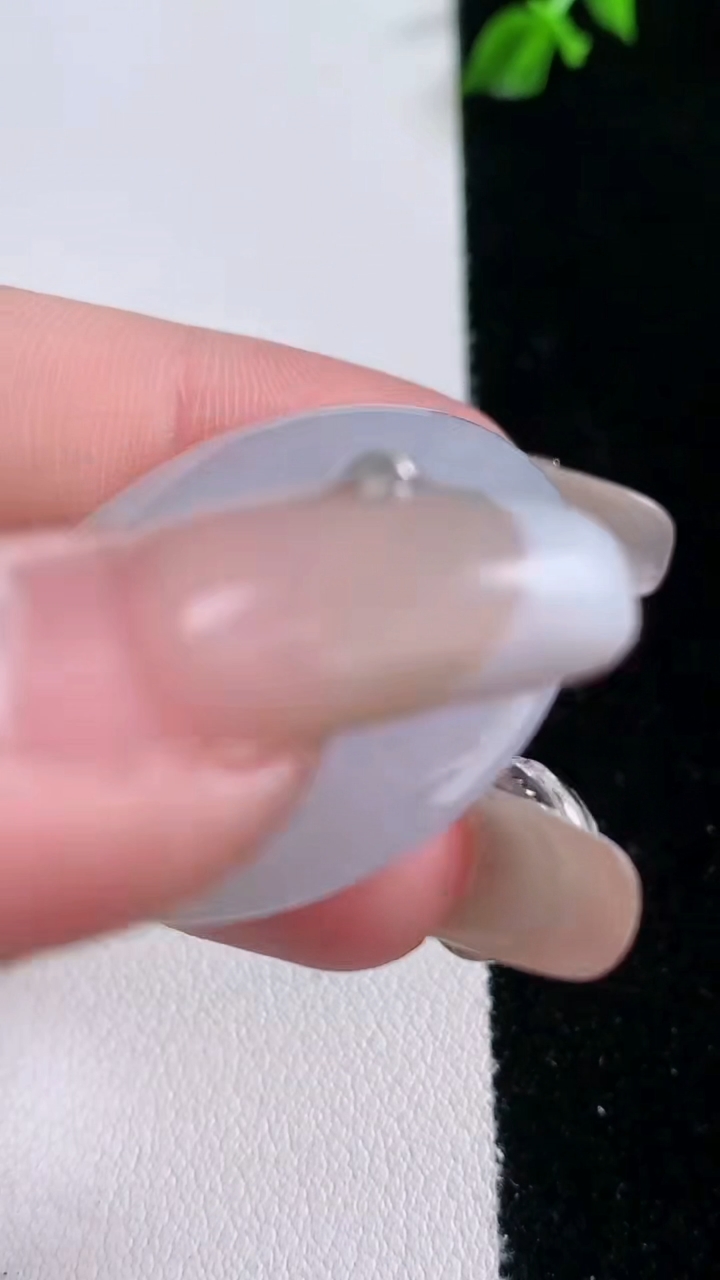 天然A货翡翠平安扣吊坠，，尺寸32-5.4，重量:12.98g
3月7日