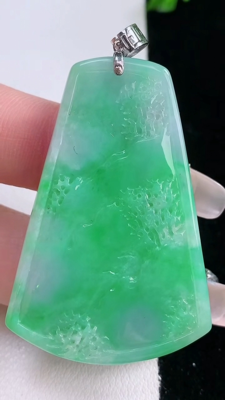 天然A货翡翠山水牌吊坠，尺寸48-32.5-6.3，重量:17.67g
3月7日