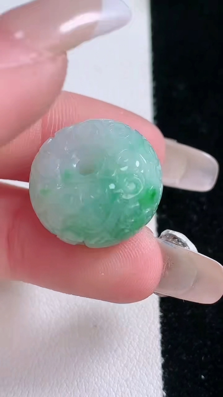 天然A货翡翠雕花路路通吊坠，尺寸19-11.4，重量:8.84g
3月7日