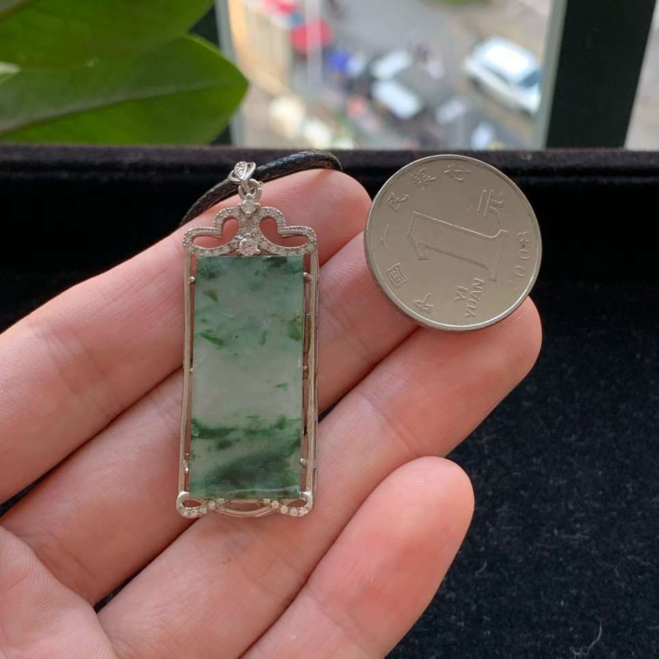 A货天然翡翠冰糯种925银飘绿无事牌吊坠重量3.45
3月7日
