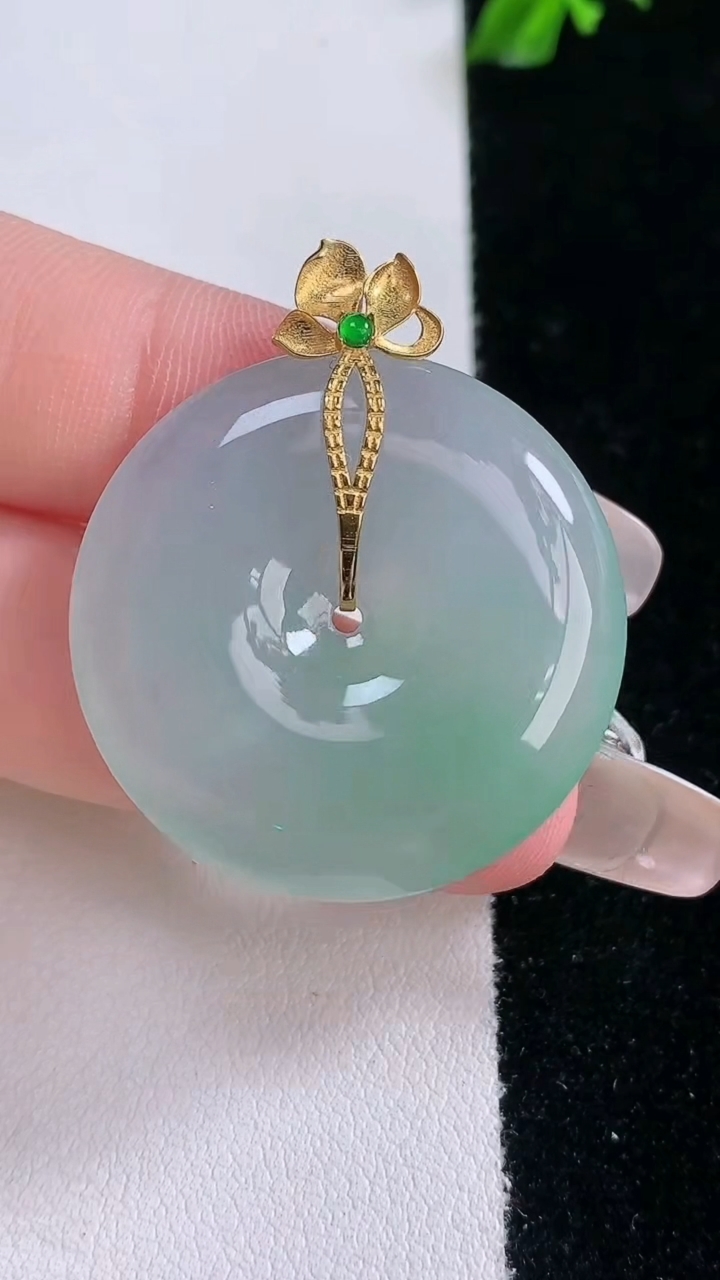 天然A货翡翠平安扣吊坠，尺寸30-5.9，重量:1191g
3月7日