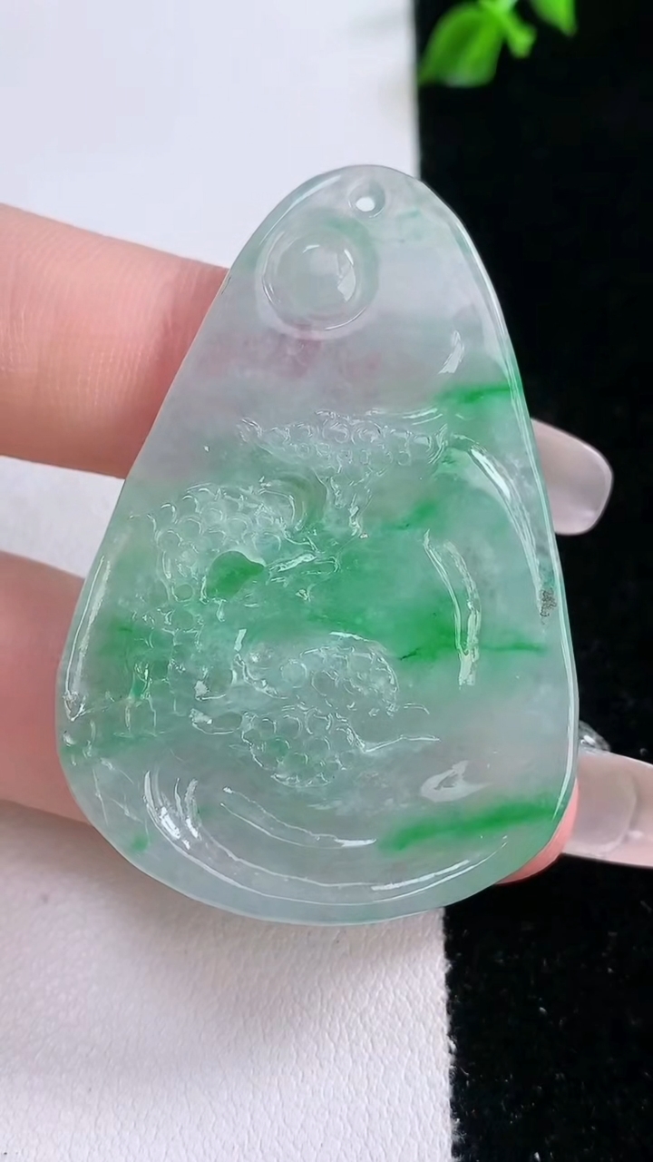 天然A货翡翠山水牌吊坠，尺寸48.2-33-5.2，重量:13.82g
3月7日