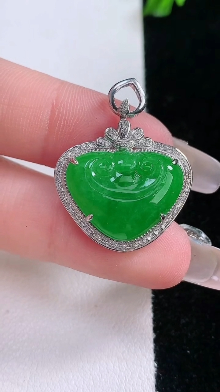 天然A货翡翠如意头吊坠，尺寸27.5-23-6，裸石14.4-19重量:3.66g
3月7日