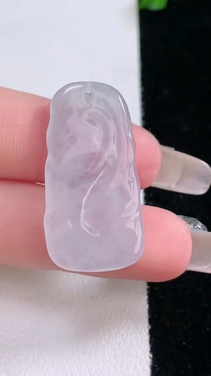 天然A货翡翠生肖鼠吊坠，尺寸32-16.2-4，重量:5.02g
3月7日